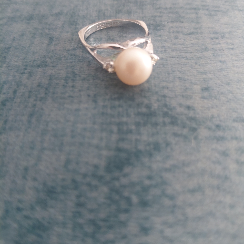Elegant Silver Pearl-like Ring - White Pearl Accent